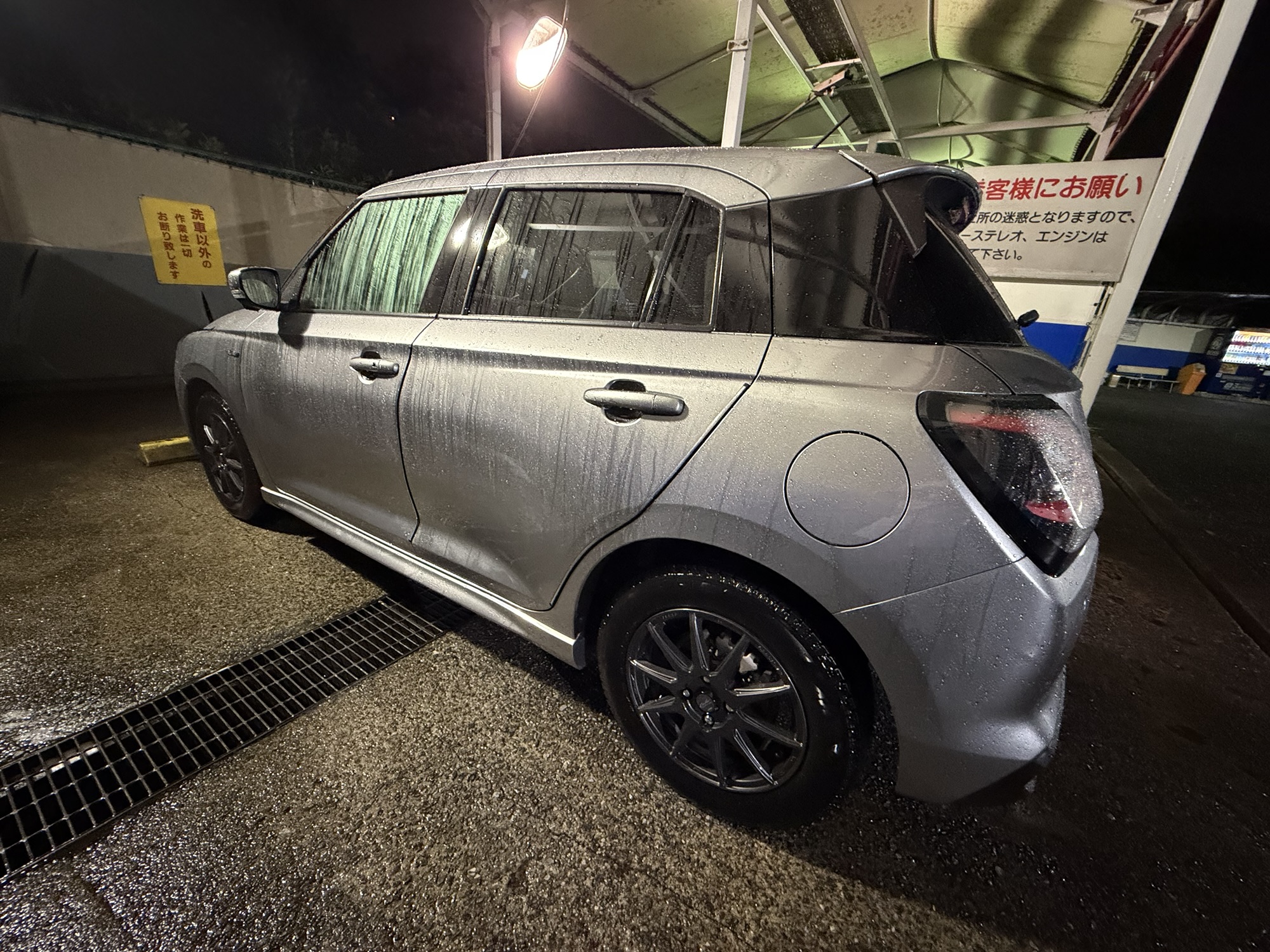 スイフト,スズキ,洗車,夜間,外観,コンパクトカー,シルバー,ホイール,ZC33S,洗車場
