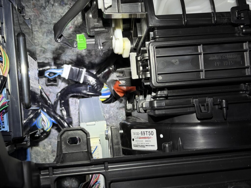 グローブボックス裏のエアコンフィルター付近のグロメットから内張り工具の先端が車内に出てきた