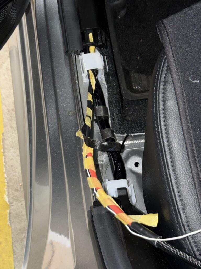 後席左からトランクへ配線ハーネスを這わせる