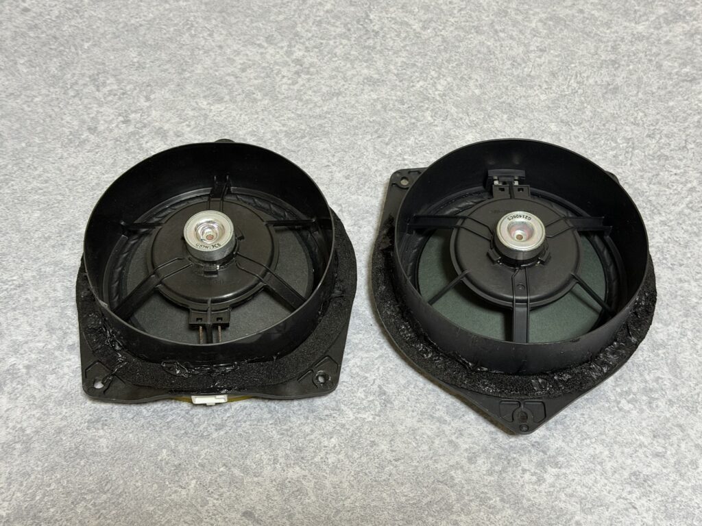 ドアスピーカー裏面、縁にブチルテープを貼った状態