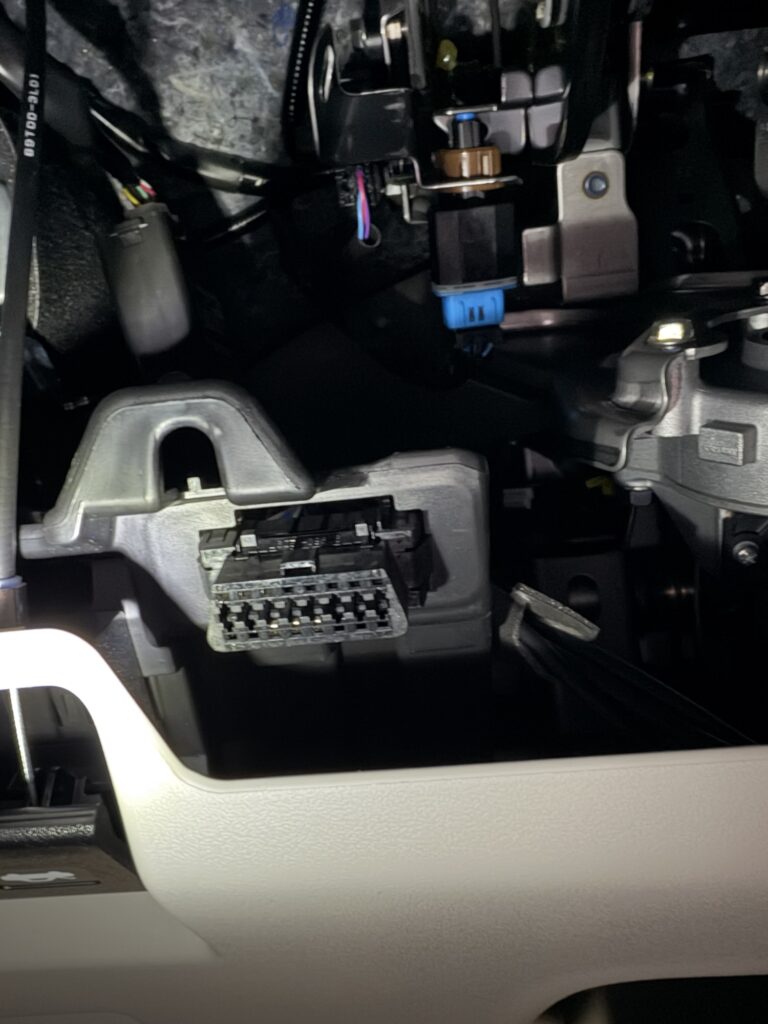 スイフトのOBD2コネクタ位置(運転席ハンドル下右側)