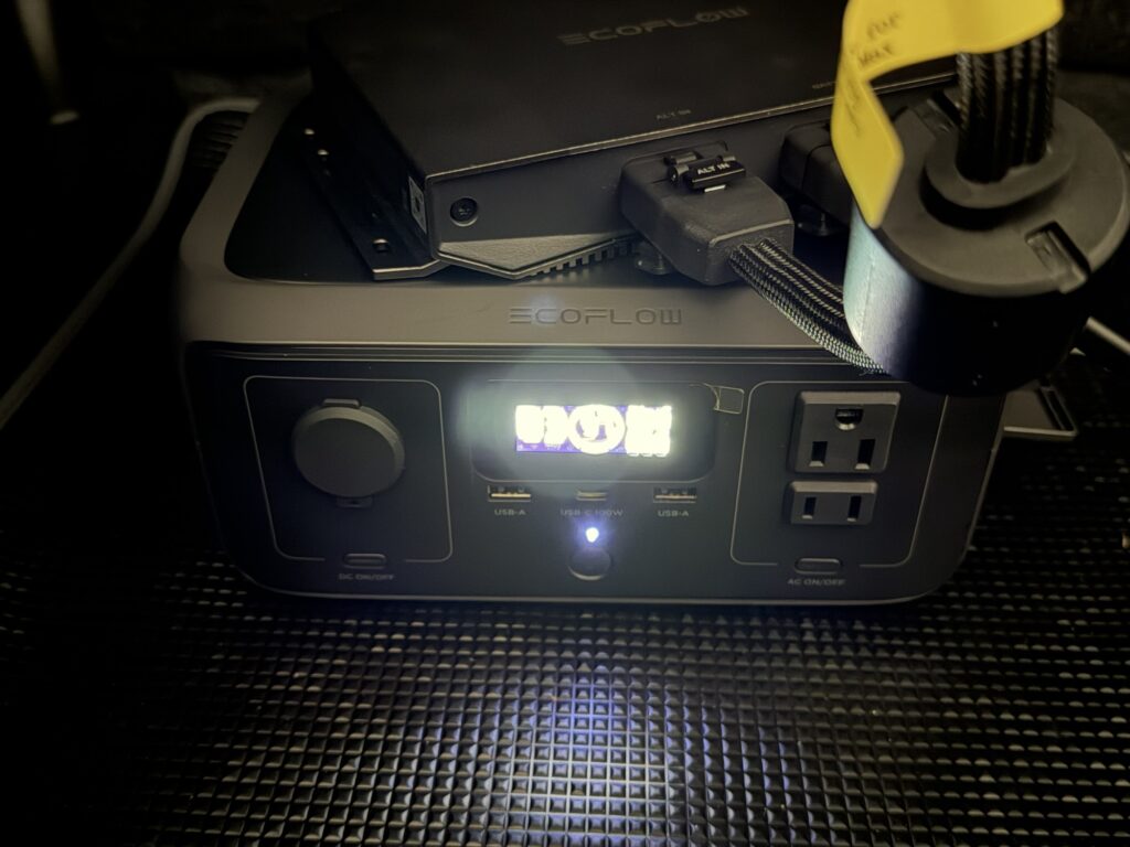 スイフトのトランク内で通電したEcoFlow Alternator Charger 600本体とRIVER 3