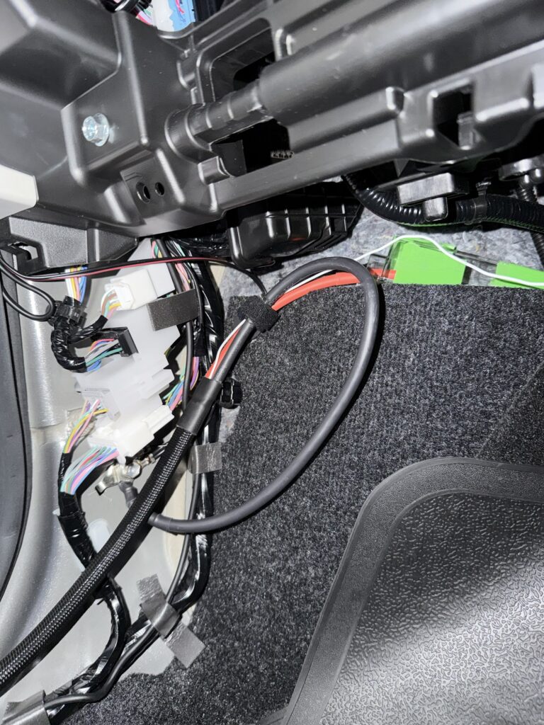 助手席足元・グローブボックス裏の車内配線