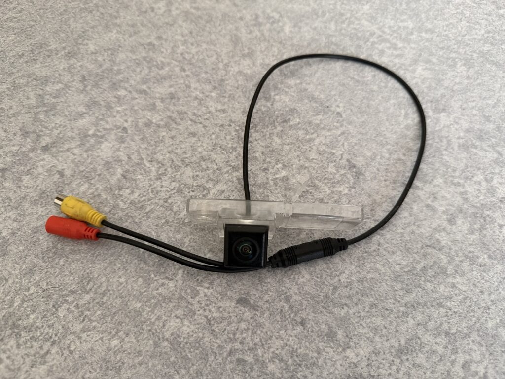 使用したナンバー灯一体型CCDバックカメラ本体と映像・電源配線