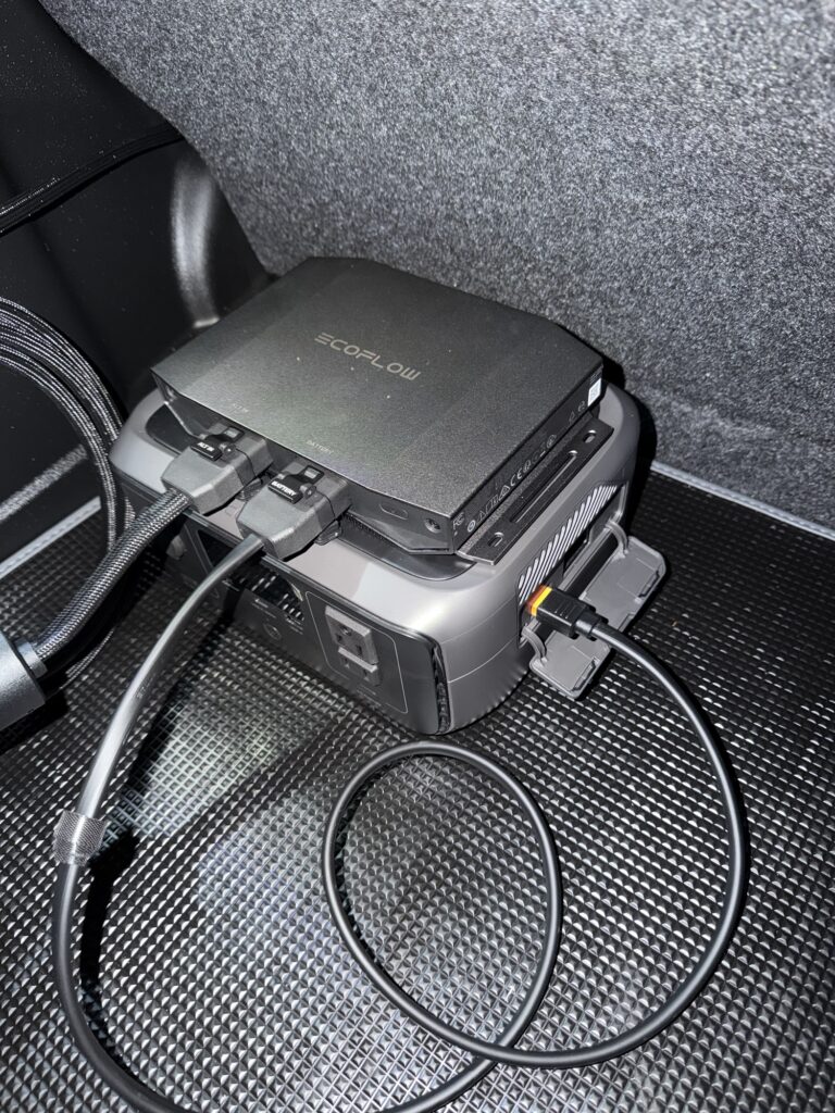 トランクでAlternator Charger 600とRIVER 3を接続