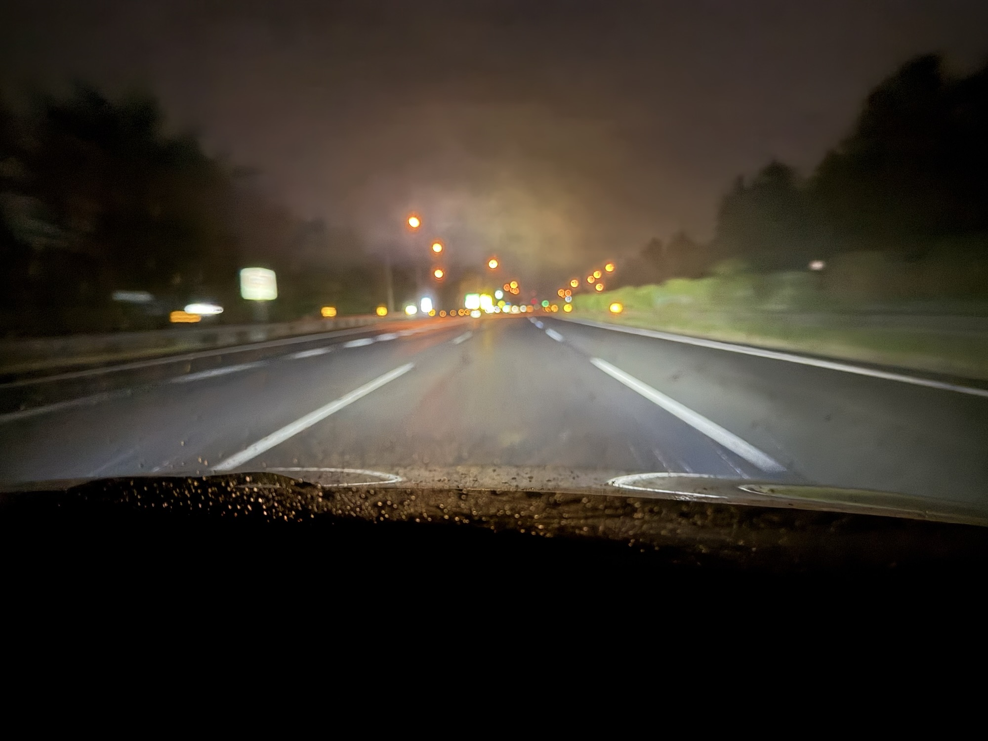 深夜の関越自動車道を北上する車内から