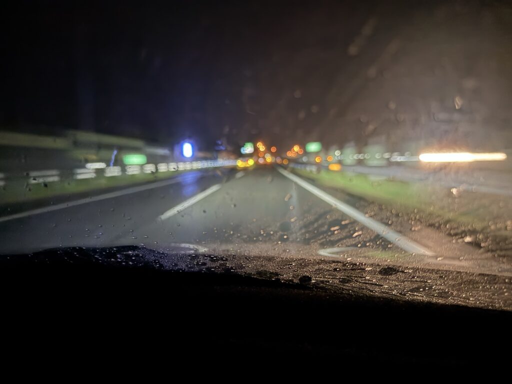 夜間の関越道を走行中(雨天・濡れた路面)
