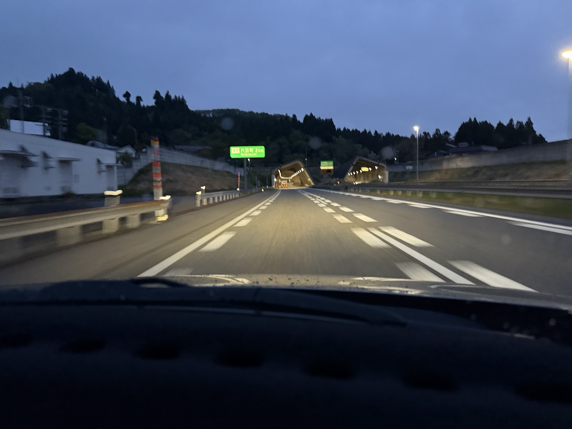 早朝の関越自動車道、群馬の山あいと新緑