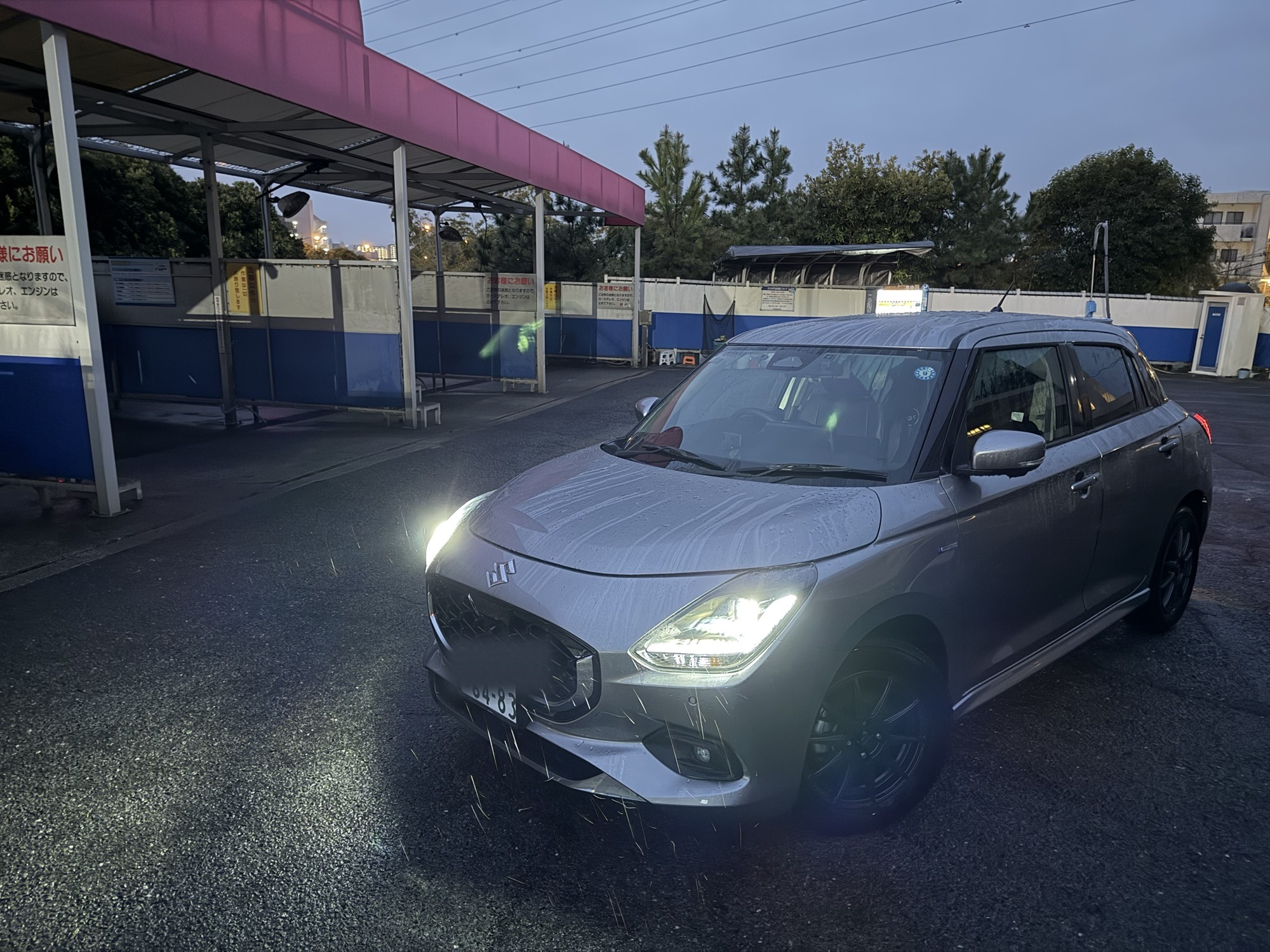スズキ,スイフト,洗車場,コイン洗車,夜間,外観,ヘッドライト,シルバー,コンパクトカー,駐車場