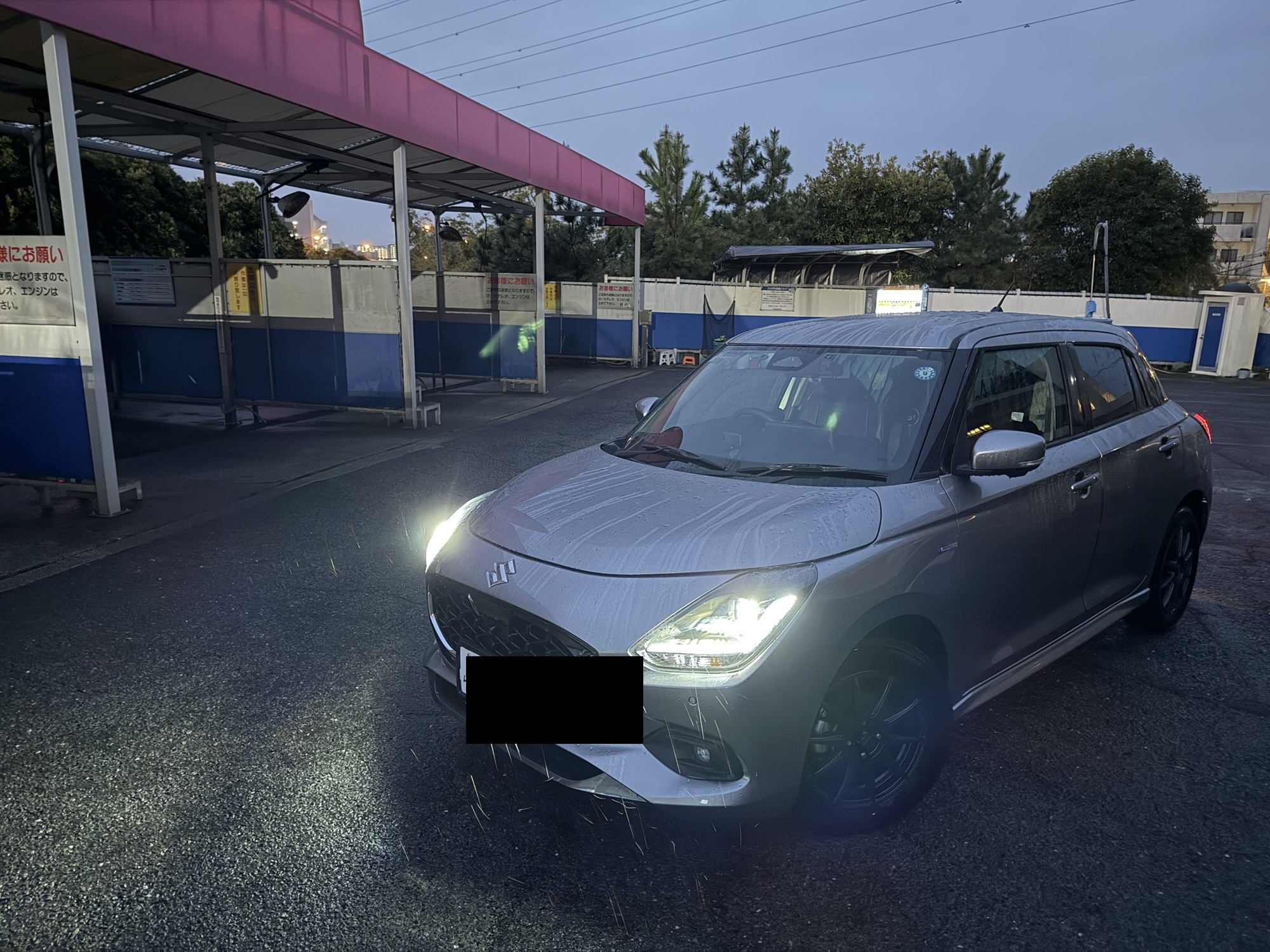雨の日のコイン洗車場で洗車を終えたマイカー（ナンバープレート最小マスク v8）