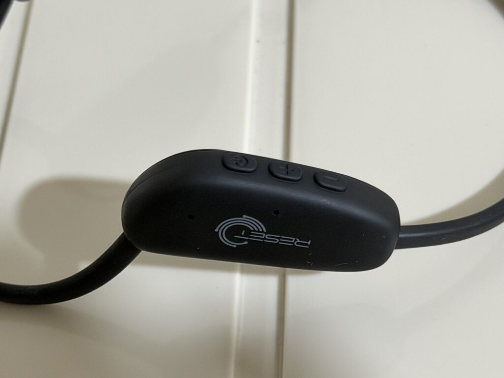 RESET の操作ボタン部。電源ボタン・音量+ボタン・−ボタンの3つと本体のRESETロゴが鮮明に見える