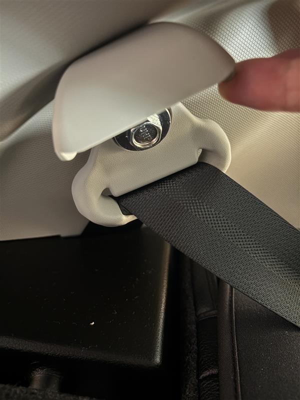 Step1 シートベルトカバーを手で外す