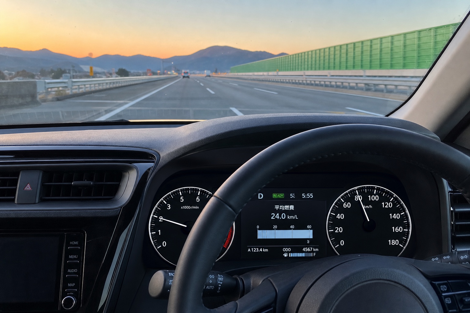 コンパクトカーのメーターパネル 平均燃費24km/L表示 早朝関越道走行イメージ（日本仕様・右ハンドル）
