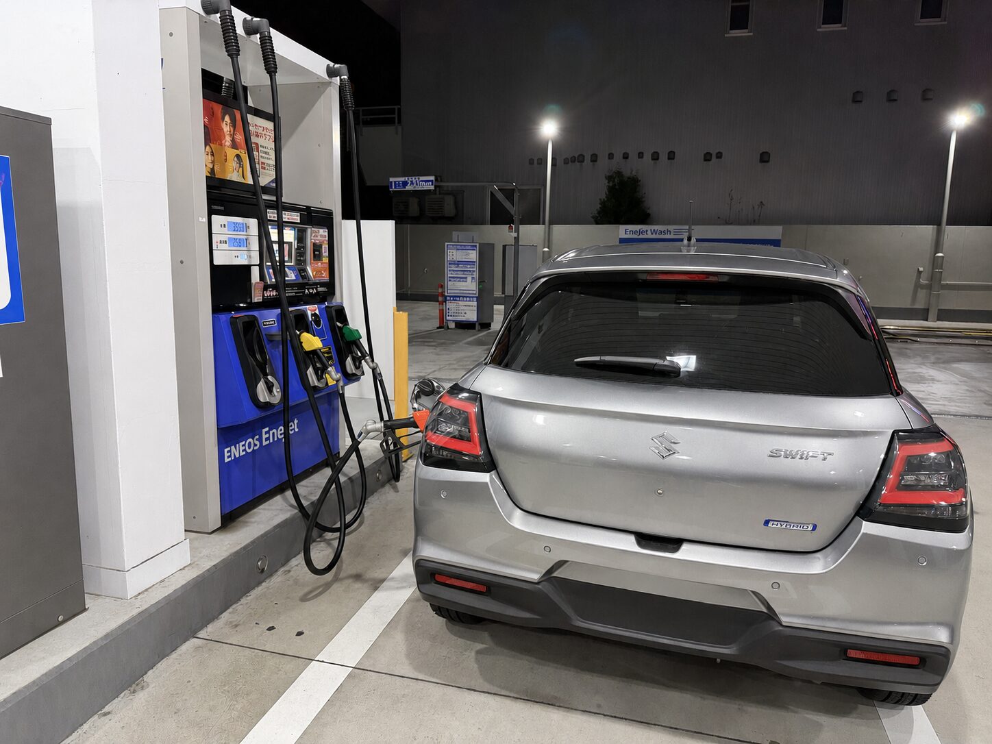 夜のENEOS EneJetで給油中のスズキ スイフト（HYBRID・実車）