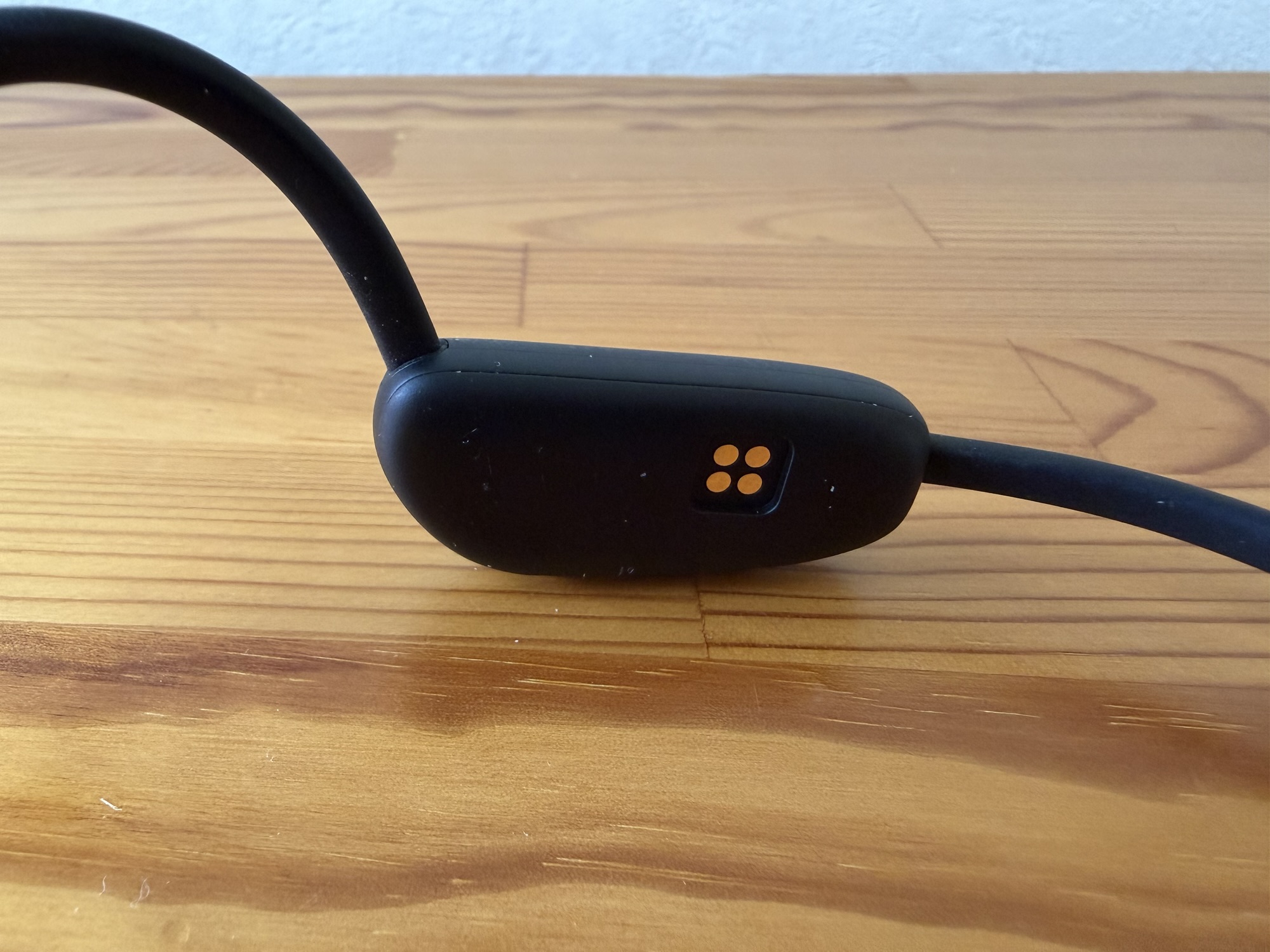 RESET-N本体の充電用4点マグネット接点のアップ