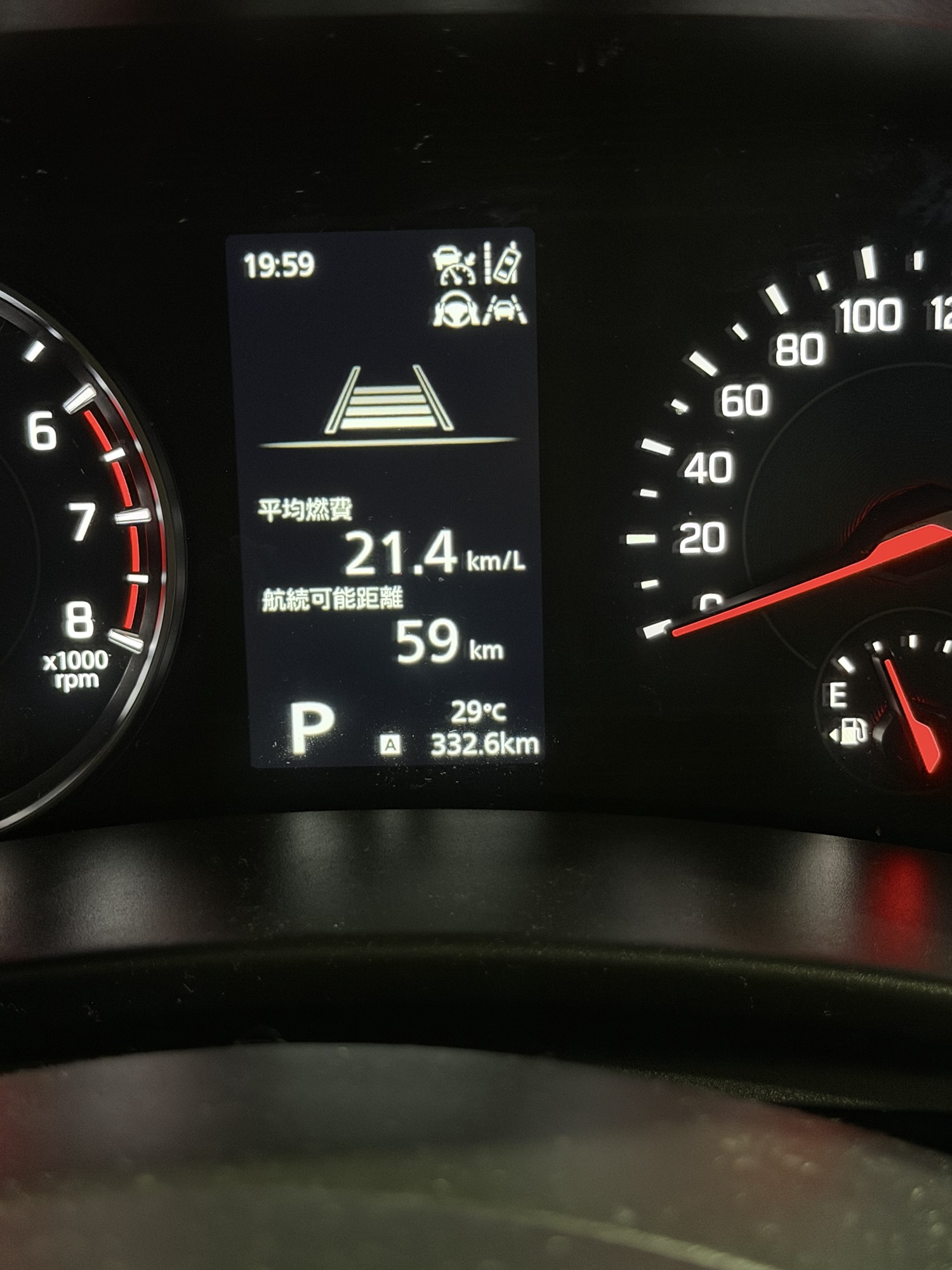 スイフトのメーターパネル。平均燃費21.4km/L、Aトリップ332.6km、外気温29℃の表示