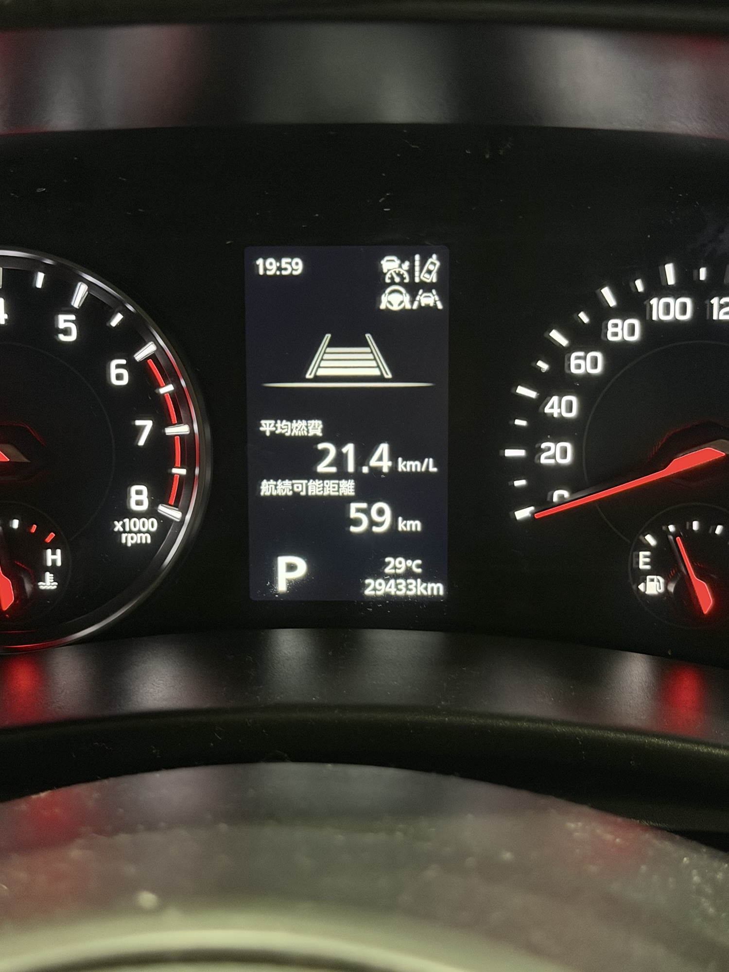 スイフトのメーターパネル。総走行距離(ODO)29433km、平均燃費21.4km/Lの表示