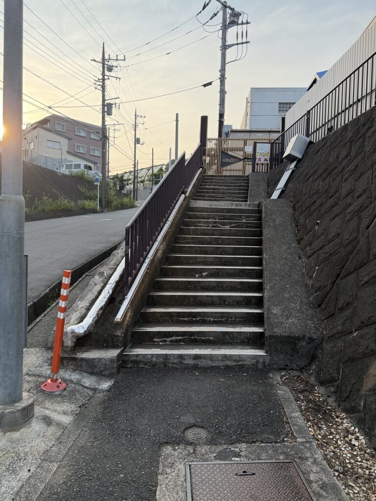 港北PA上り線のぷらっとパークから施設へ上がる階段
