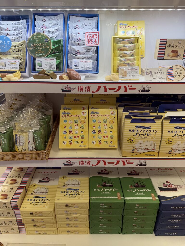 港北PA上り線の売店に並ぶ横濱ハーバーと元祖横濱プリン
