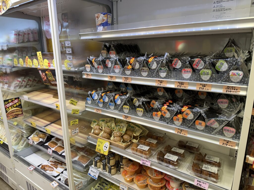 港北PA上り線の売店にあるおにぎりの冷蔵ケース