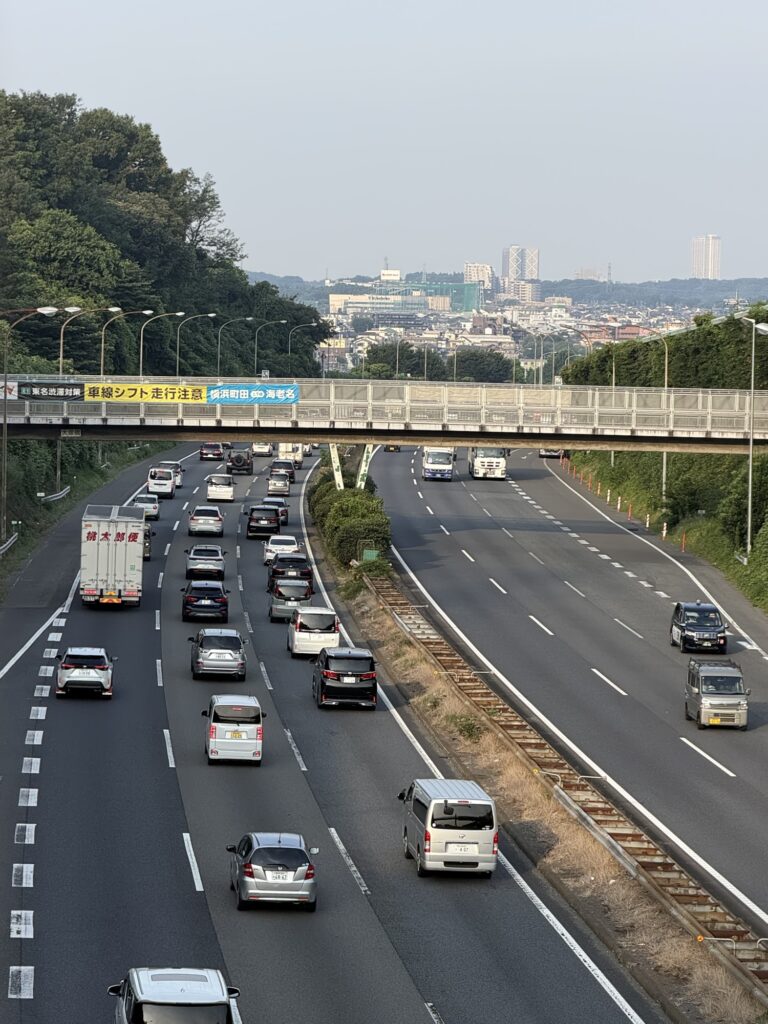朝6時21分の東名高速で片側車線に車が詰まり始めた様子