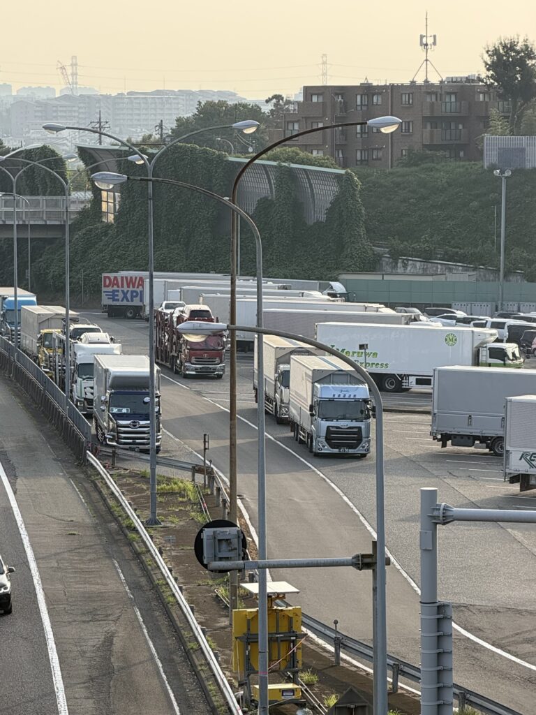 港北PAの大型車エリアに並ぶトラック