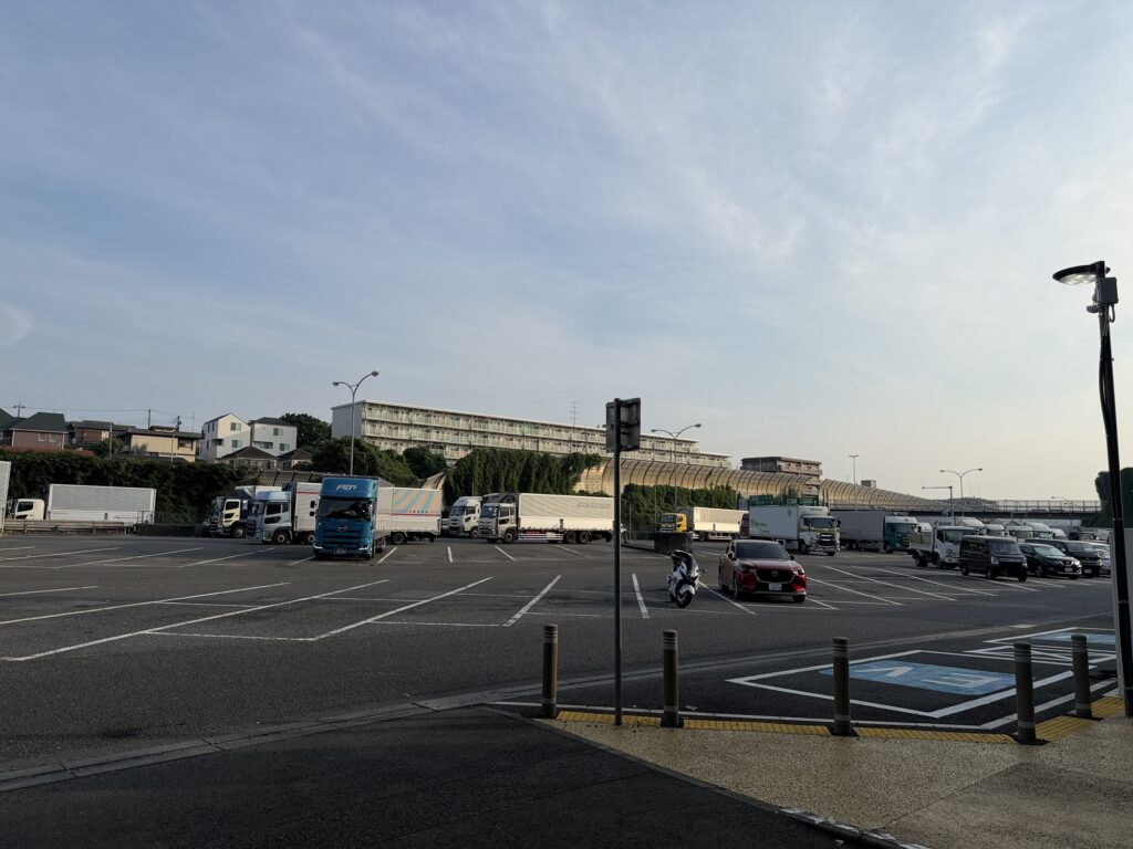 朝6時23分の港北PA駐車場と並ぶ大型トラック