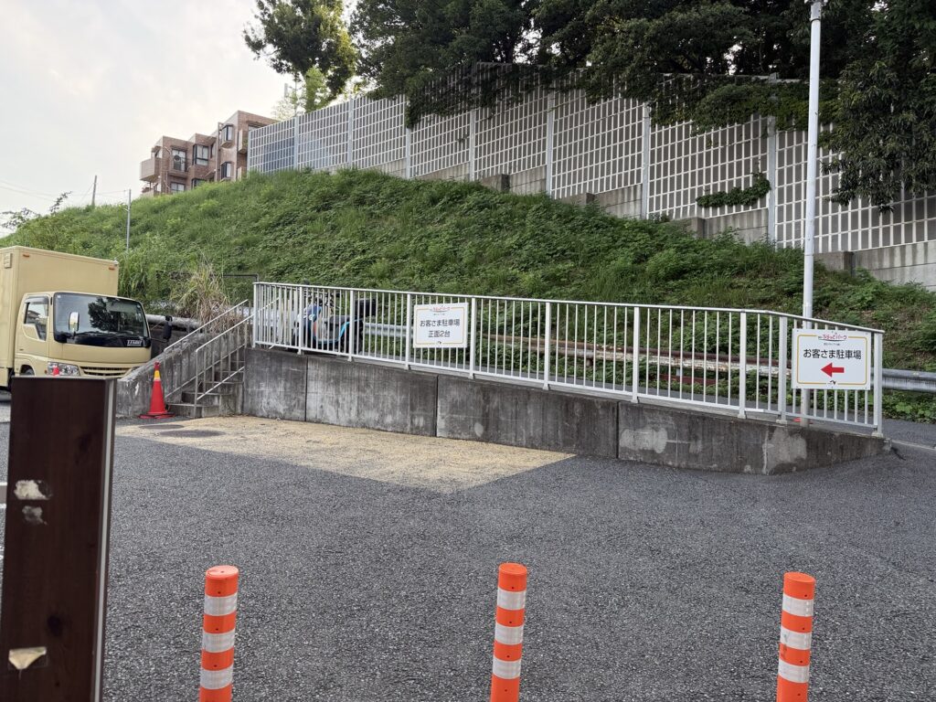 ぷらっとパーク下り線のお客さま駐車場 正面2台の案内板