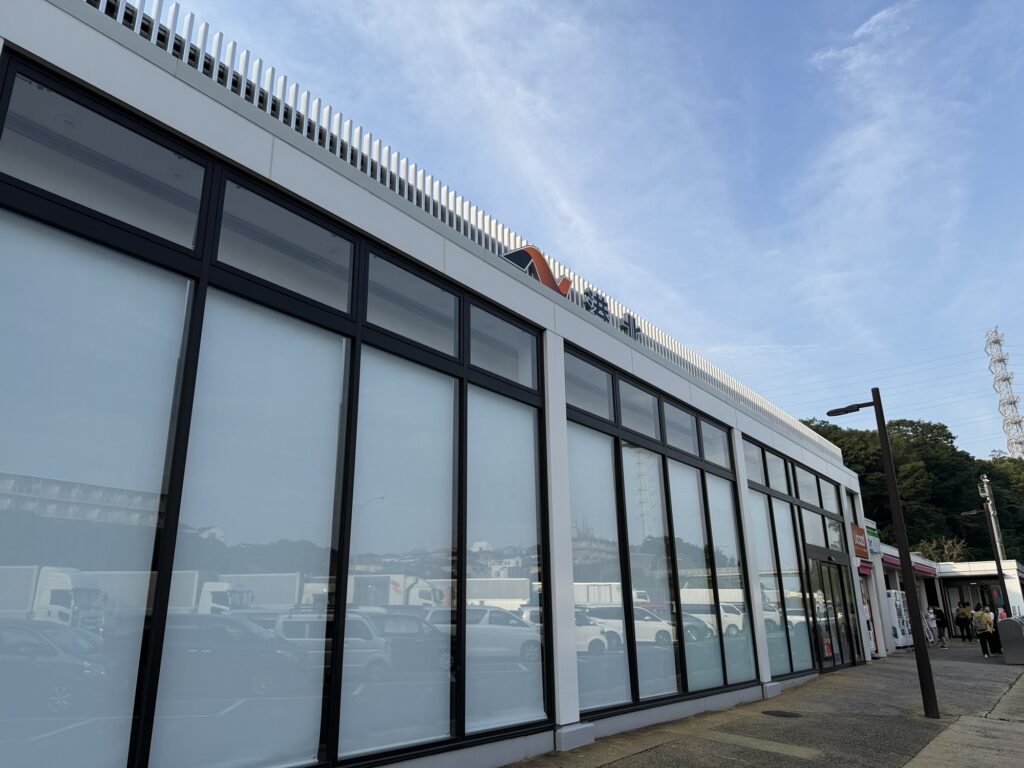 改装された港北PA下り線の建物外観