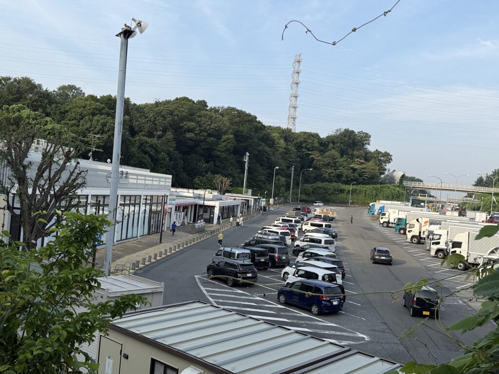 高い位置から見た港北PA下り線の駐車場