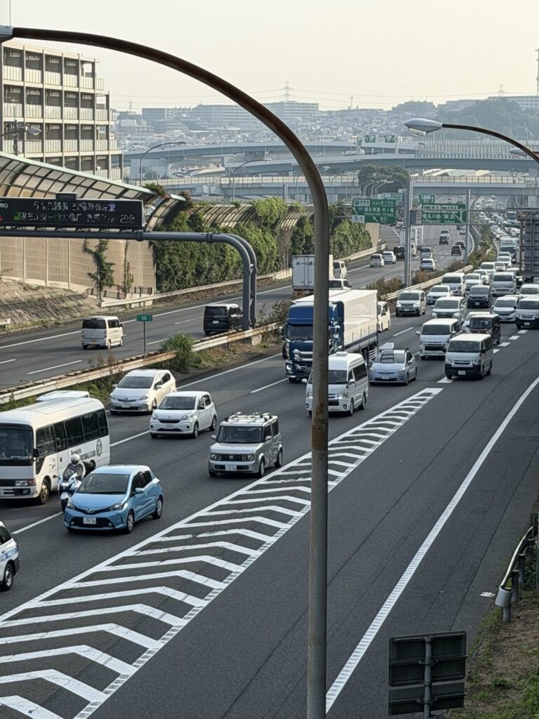 朝6時33分の東名高速で数珠つなぎに詰まった車列