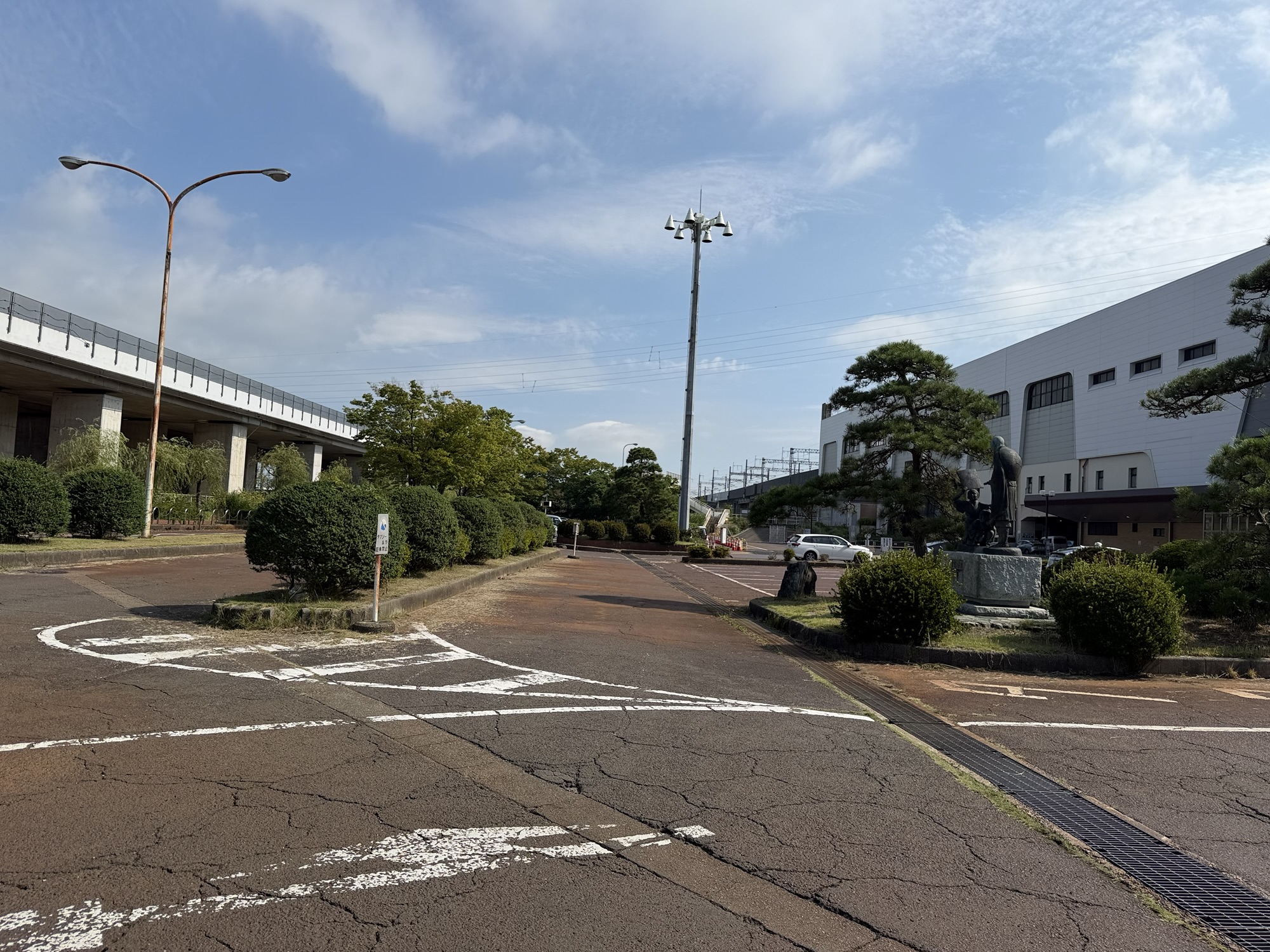 燕三条駅前のロータリー風景