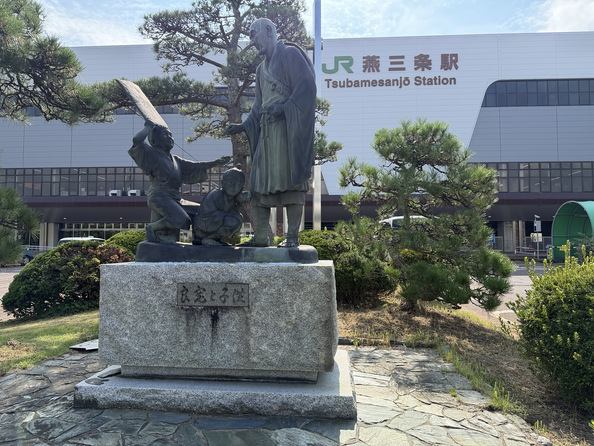 良寛さんと子どもの像