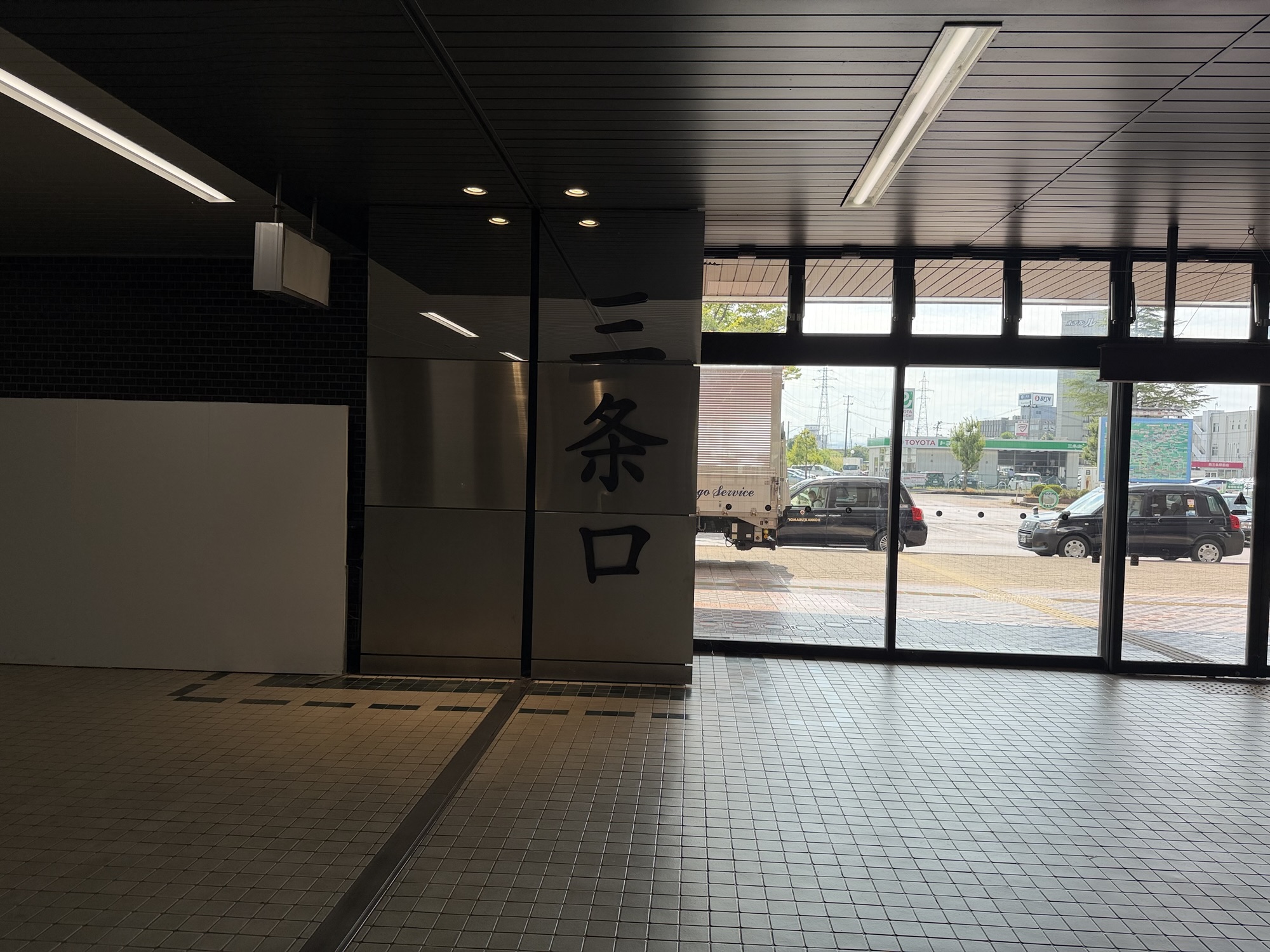 燕三条駅三条口の出口