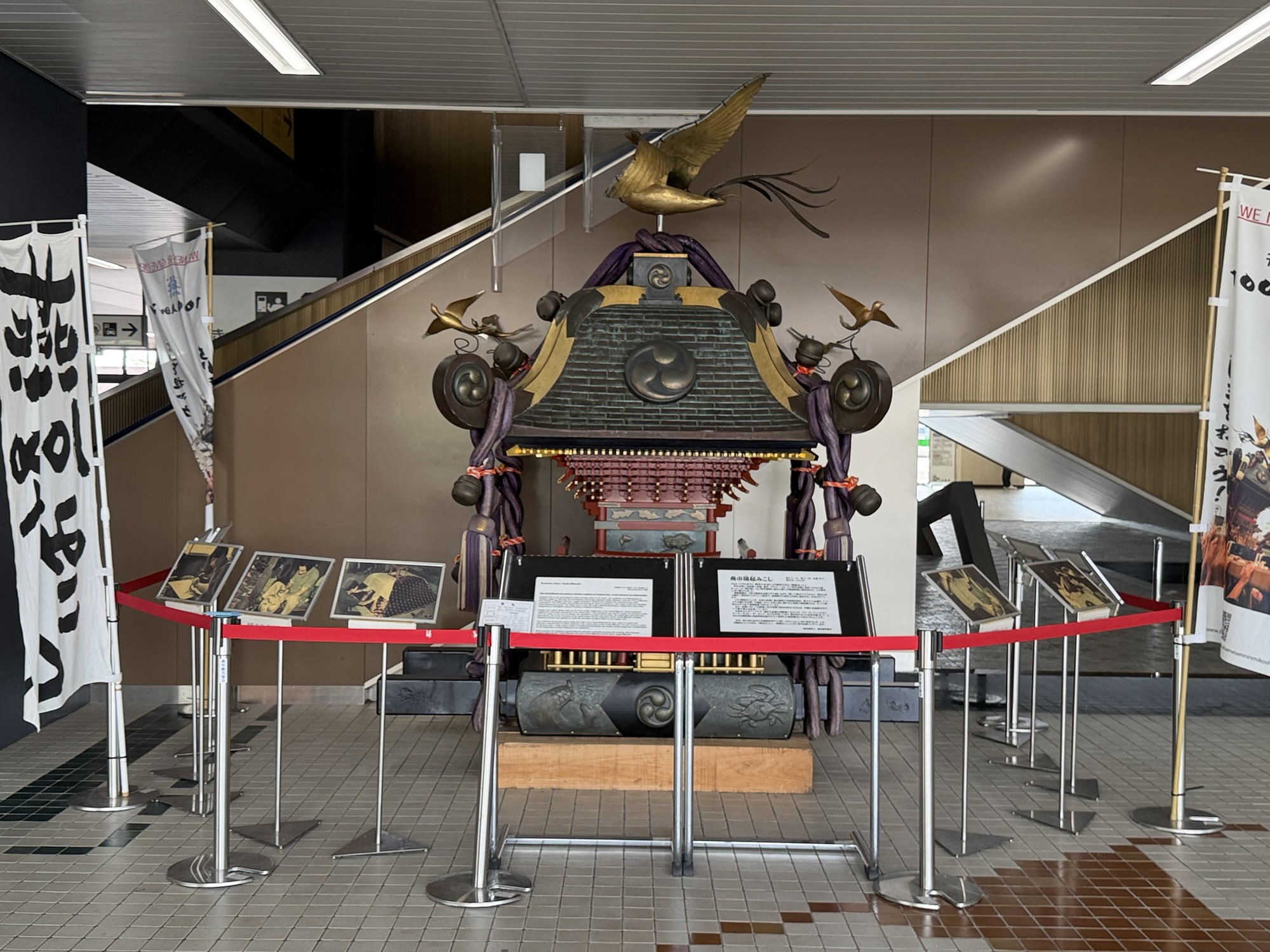 館内に展示された神輿