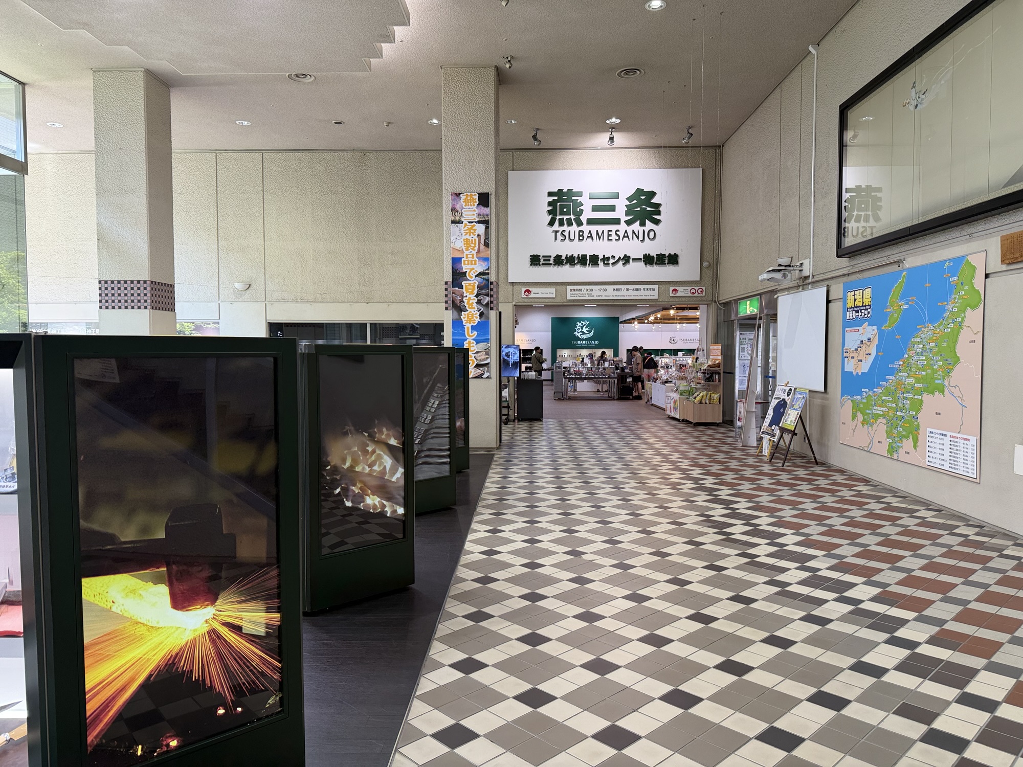 燕三条の金属加工実演展示