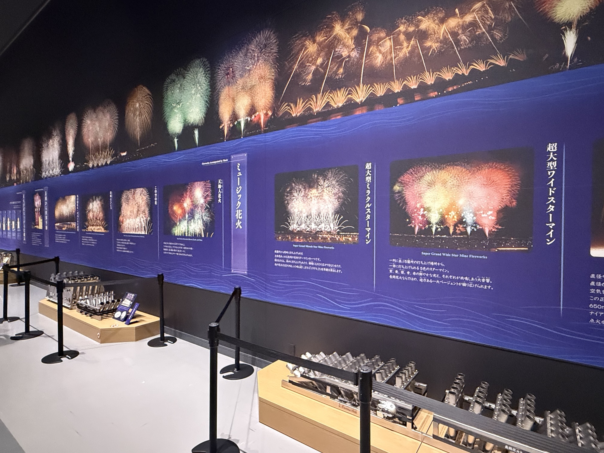 花火写真パネルの展示通路