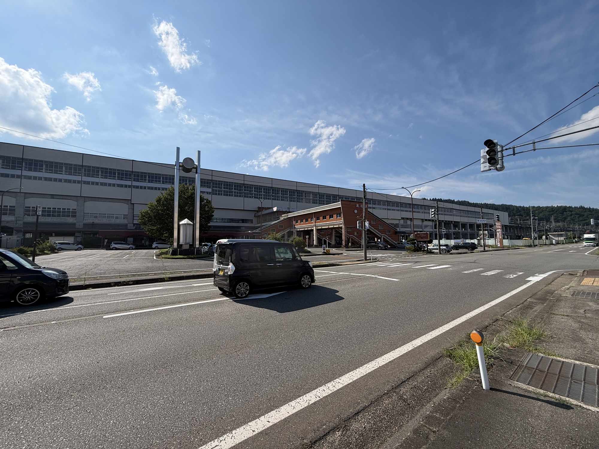 交差点と大型建物のある街並み