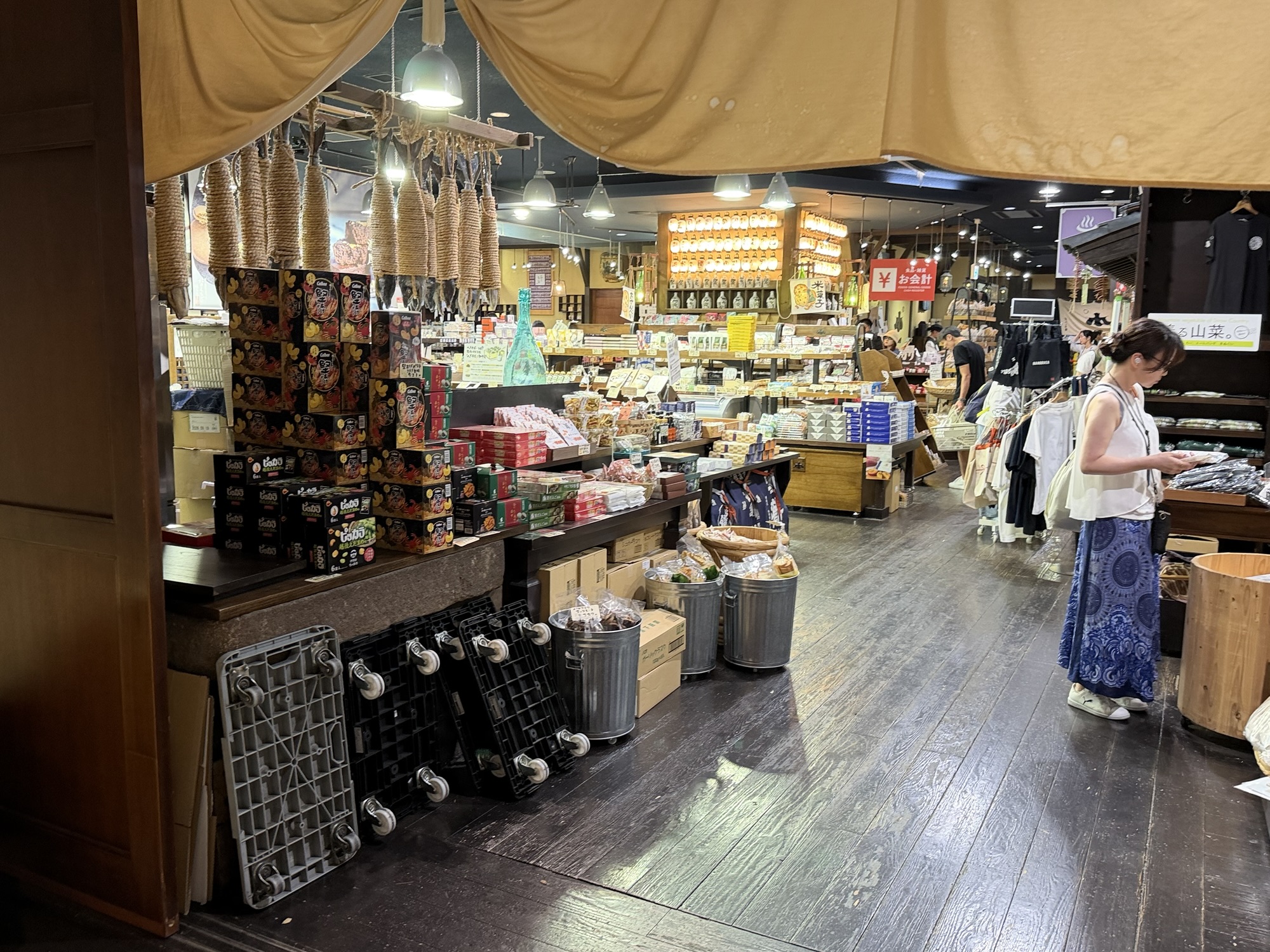 土産物店の店内売場