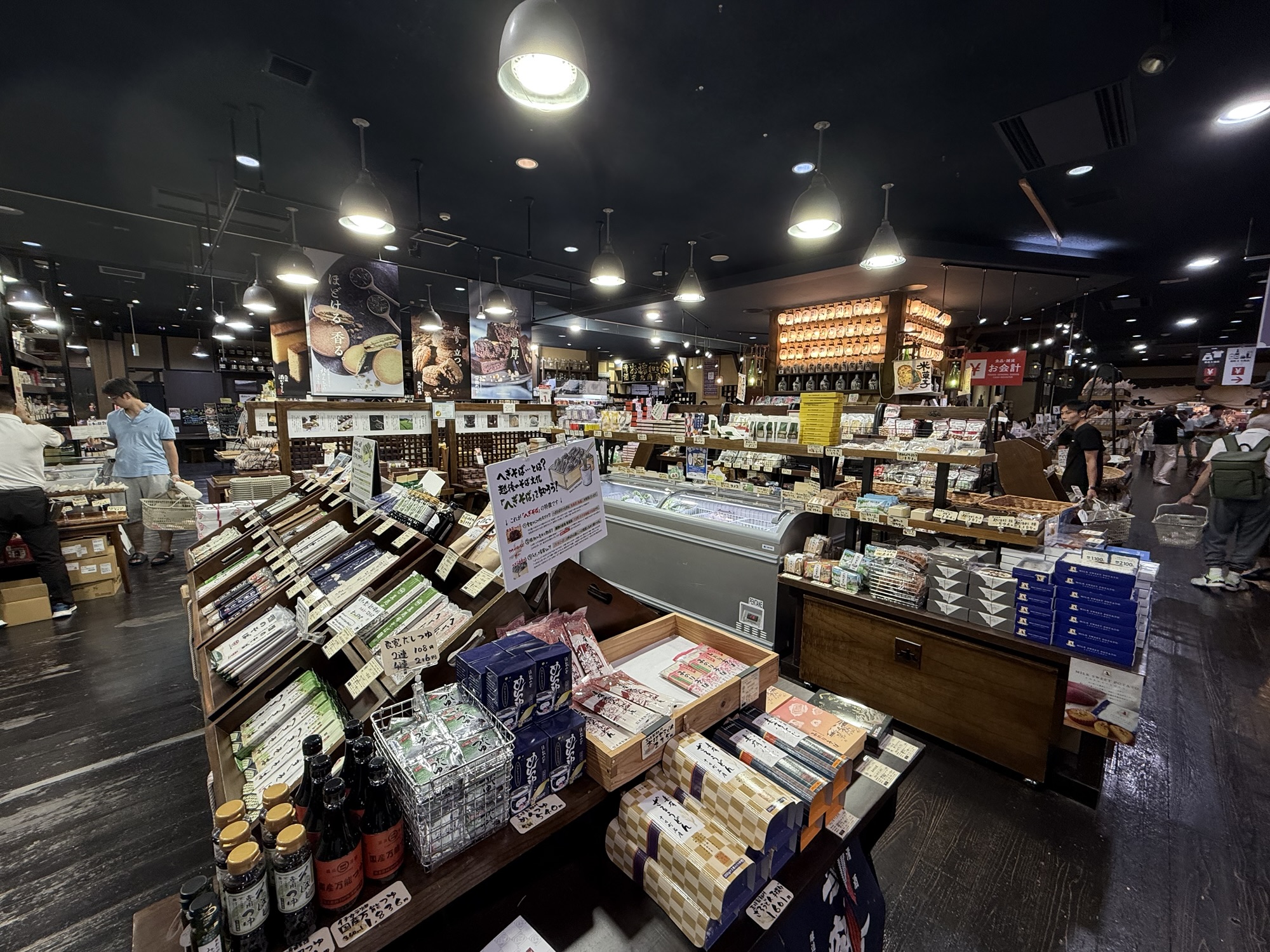 土産物店の商品陳列売場